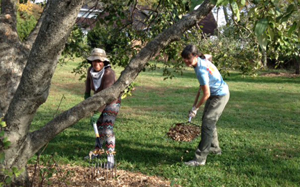 Sojourners Paz & Denise working in the orchard